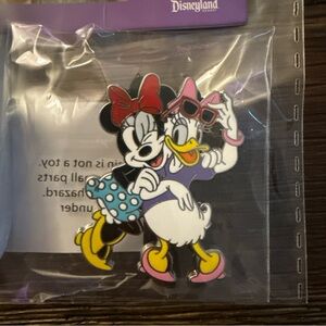 Disneyland Magic Key Exclusive Minnie Mouse & Daisy Duck Pin, Lanyard Card NEW